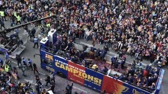 Pemain Barcelona berparade merayakan keberhasilan mereka merebut dua gelar di musim 2017/18 [AFP]