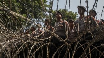 Konfederasi Rakyat Pekerja Indonesia (KRPI) menggelar karnaval dan deklarasi saat perayaan peringatan Hari Buruh Sedunia (May Day) di depan Istana, Jakarta, Selasa (1/5). 