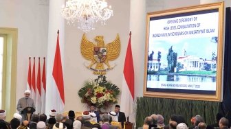 Imam Besar Al Azhar Ahmad Muhammad Ath-Thayeb (kiri) disaksikan Presiden Joko Widodo (tengah) dan Utusan Khusus Presiden RI untuk Dialog dan Kerja Sama Antaragama dan Peradaban (UKP-DKAAP) Din Syamsuddin (kanan) menyampaikan paparan ketika pembukaan Konsultasi Tingkat Tinggi (KTT) tentang Wasathiyah Islam di Istana Bogor, Jawa Barat, Selasa (1/5).