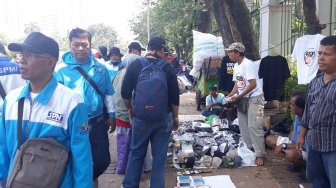 Mengais Rezeki di May Day, PKL Padati Trotoar Depan Kantor Anies