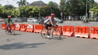 Pihak kepolisian memasang barikade kawat berduri di Jalan Imam Bonjol, Jakarta, Selasa (1/5). 