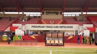 Lama Tak Digunakan, Jamur Tumbuh di Lapangan Stadion PTIK