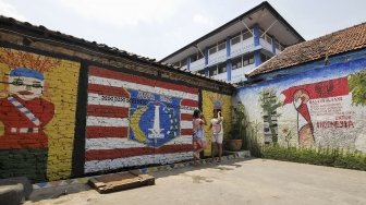 Aktivitas warga di kampung warna warni Pejaten, Jakarta, Rabu (2/5). 