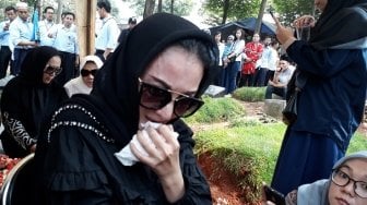 Kiki Amalia Histeris Lepas Almarhum Ayah ke Liang Lahad