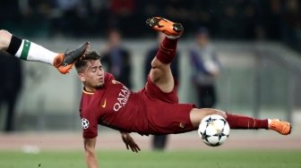 Gelandang AS Roma Cengiz Under terjatuh saat berebut bola dengan pemain Liverpool dalam pertandingan semifinal leg kedua Liga Champions yang berlangsung di Stadio Olimpico, Kamis (3/5/2018) [AFP]