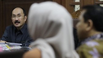 Pledoi Baru 602 Lembar, Sidang Pembelaan Fredrich Ditunda