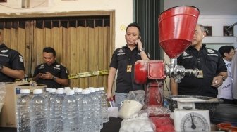 Rilis pengungkapan industri rumahan minuman beralkohol tanpa izin edar dari BPOM RI di kawasan Pekojan, Jakarta, Kamis (3/5).