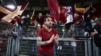 Pemain AS Roma Danielle De Rossi menyapa fans usai pertandingan leg kedua semifinal Liga Champions kontra Liverpool di Stadio Olimpico [AFP]