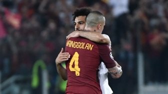 Pemain AS Roma Radja Nainggolan memberikan selamat kepada pemain Liverpool Mohamed Salah usai pertandingan semifinal leg kedua Liga Champions yang berlangsung di Stadio Olimpico, Kamis (3/5/2018) [AFP]