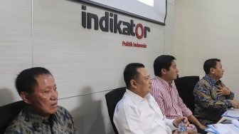 Ketua DPR RI dan politisi Golkar Bambang Soesatyo, Politisi PDIP Maruar Sirait, Politisi Demokrat Amir Syamsudin, Politisi PKS Mardani Ali Sera serta Direktur Eksekutif Indikator Politik Indonesia Burhanuddin Muhtadi menghadiri hasil survei  “Dinamika Elektoral Jelang Pilpres Dan Pileg Serentak 2019” di Jakarta, Kamis (3/5). 