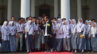 Presiden Joko Widodo yang mengenakan jaket Asian Games berkeliling Istana Bogor bersama pengurus OSIS SMA berprestasi se-Indonesia di Bogor, Jawa Barat, Kamis (3/5). 