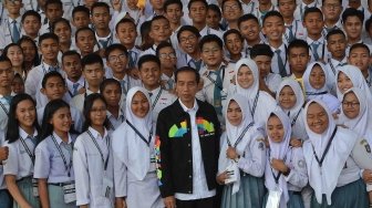 Presiden Joko Widodo yang mengenakan jaket Asian Games berpose dengan pengurus OSIS SMA berprestasi se-Indonesia ketika menerima kunjungan di Istana Bogor, Jawa Barat, Kamis (3/5). 