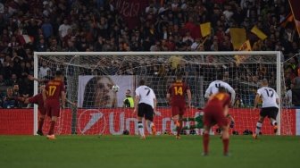 Gelandang AS Roma Radja Nainggolan menjebol gawang Liverpool lewat titik penalti di semifinal leg kedua Liga Champions yang berlangsung di Stadio Olimpico, Kamis (3/5/2018) [AFP]