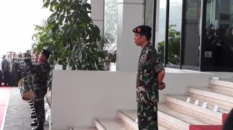 Unik, Jokowi Berbaju Loreng Tentara Sambut Sultan Brunei
