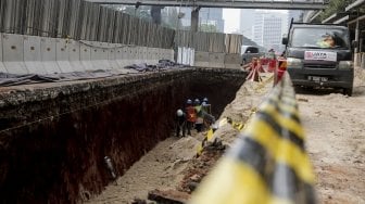 Drainase Baru, Masalah Baru: Warga Merjosari Malang Patungan Perbaiki Grill Rusak