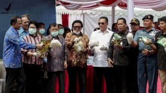 Wakil Presiden RI, M. Jusuf Kalla bersama Ketua DPR RI Bambang Soesatyo, Ketua DPD RI Oesman Sapta Kepala Badan Narkotika Nasional (BNN) Irjen Pol Heru Winarko, Menteri Kesehatan Nila F. Moeloek dan Dirut Bulog Budi Waseso, menghadiri pemusnahan barang bukti narkotika golongan I jenis sabu di Silang Monas, Jakarta, Jumat (4/5).