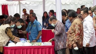 Wakil Presiden RI, M. Jusuf Kalla bersama Ketua DPR RI Bambang Soesatyo, Ketua DPD RI Oesman Sapta Kepala Badan Narkotika Nasional (BNN) Irjen Pol Heru Winarko, Menteri Kesehatan Nila F. Moeloek dan Dirut Bulog Budi Waseso, menghadiri pemusnahan barang bukti narkotika golongan I jenis sabu di Silang Monas, Jakarta, Jumat (4/5).