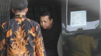 Terpidana kasus korupsi e-KTP Setya Novanto saat keluar dari Rutan KPK untuk dieksekusi menuju Lapas Sukamiskin Bandung oleh Petugas Komisi Pemberantasan Korupsi (KPK). Jakarta, Jumat (4/5). 