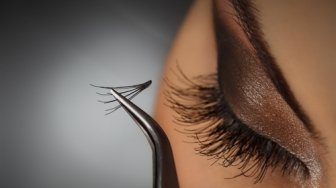 Duh, Mata Selebgram Ini Bengkak Setelah Ekstensi Bulu Mata di Salon