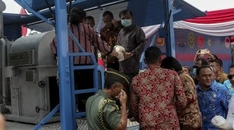 Wakil Presiden RI, M. Jusuf Kalla bersama Ketua DPR RI Bambang Soesatyo, Ketua DPD RI Oesman Sapta Kepala Badan Narkotika Nasional (BNN) Irjen Pol Heru Winarko, Menteri Kesehatan Nila F Moeloek dan Dirut Bulog Budi Waseso, menghadiri pemusnahan barang bukti narkotika golongan I jenis sabu di Silang Monas, Jakarta, Jumat (4/5).