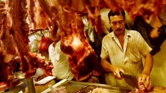 Pedagang daging sapi di Pasar Senen Blok III, Jakarta, Jumat (4/5).