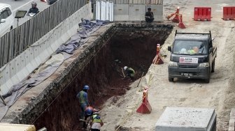 Pelebaran sistem drainase di Jalan Jenderal Sudirman, Jakarta, Jumat (4/5). 