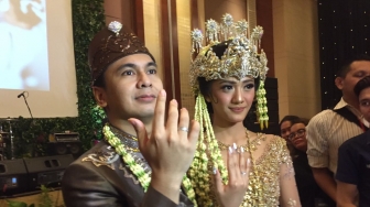 Kocak! Begini Wajah Tegang Raditya Dika saat Gendong Anak Sendiri