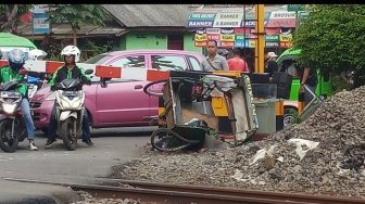 Penumpang Selamat, Penarik Becak Tewas Ditabrak Kereta
