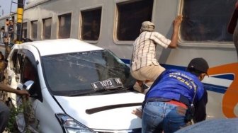 Mobil Mati Mesin, Satu Keluarga Terseret Kereta Jakarta - Merak