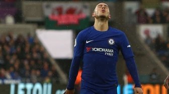 Jadi Model Jersey, Mungkinkah Eden Hazard Tetap di Chelsea?