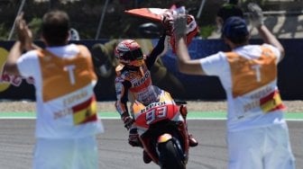 Pebalap Repsol Honda Marc Marquez rayakan kemenangannya di seri Spanyol [AFP]