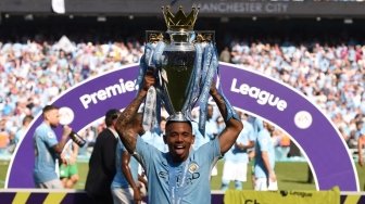 Pemain City Gabriel Jesus berpose dengan trofi Liga Premier [AFP]