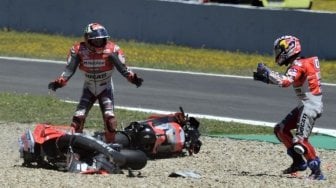 Pebalap Ducati Jorge Lorenzo terlihat kesal setelah jatuh dan tidak bisa melanjutkan balapan [AFP]