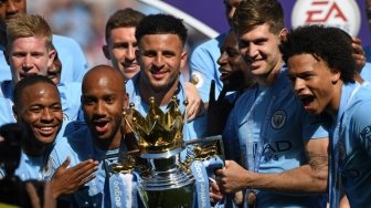 Para pemain Man City rayakan keberhasilan mereka menjuarai Liga Inggris musim 2017/18 di Etihad Stadium usai bermain imbang kontra Huddersfield Town, Minggu (6/5/2018) [AFP]