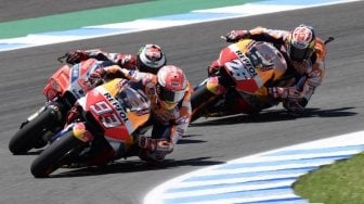 Pebalap Repsol Honda Marc Marquez mengambil alih posisi terdepan di seri Spanyol, Minggu (6/5/2018) [AFP]