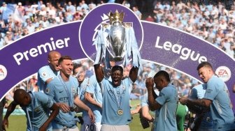 Manchester City rayakan keberhasilan mereka menjuarai Liga Inggris musim 2017/18 di Etihad Stadium usai bermain imbang kontra Huddersfield Town, Minggu (6/5/2018) [AFP]