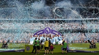 Manchester City rayakan keberhasilan mereka menjuarai Liga Inggris musim 2017/18 di Etihad Stadium usai bermain imbang kontra Huddersfield Town, Minggu (6/5/2018) [AFP]