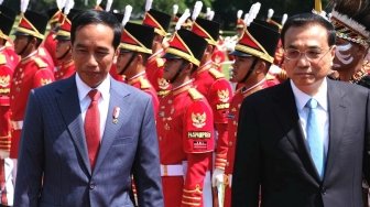 Jokowi dan PM Cina Tanam Pohon Kamper Bersama di Istana Bogor