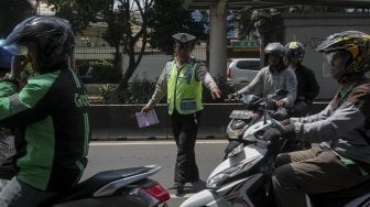 Satuan Polisi Lalu Lintas menggelar Operasi Patuh Jaya 2018 di Jalan Otista, Jakarta, Senin (7/5).