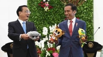 Presiden Joko Widodo (kanan) bersama Perdana Menteri Cina Li Keqiang (kiri) berfoto dengan maskot Asian Games XVIII usai pertemuan bilateral di Istana Bogor, Jawa Barat, Senin (7/5).