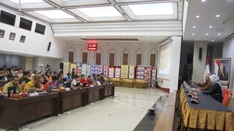 Rapat pembahasan rancangan Sistem Informasi Pencalonan (SILON) Pemilu 2019 di kantor KPU, Jakarta, Senin (7/5).