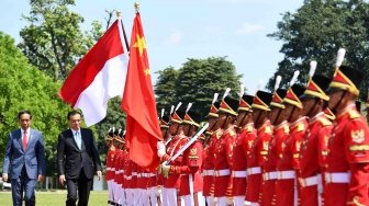 Presiden Joko Widodo (kiri) bersama Perdana Menteri Cina Li Keqiang memeriksa pasukan saat kunjungan kenegaraan di Istana Bogor, Jawa Barat, Senin (7/5).