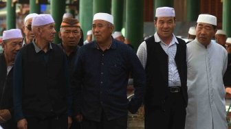 Umat Muslim Ningxia usai mengikuti salat Ashar Masjid Najiahu, Ningxia, Cina, Minggu (6/5).