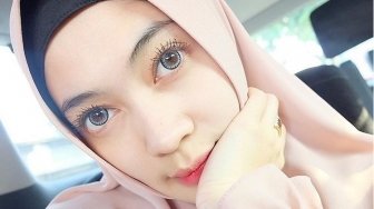 Berhijab, Ini Penampilan Cantik Indah Dewi Pertiwi