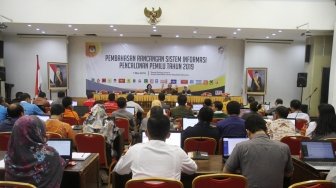 Rapat pembahasan rancangan Sistem Informasi Pencalonan (SILON) Pemilu 2019 di kantor KPU, Jakarta, Senin (7/5).