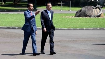 Presiden Joko Widodo (kiri) berjalan bersama Perdana Menteri Cina Li Keqiang usai melakukan penanaman pohon di halaman belakang Istana Bogor, Jawa Barat, Senin (7/5). 