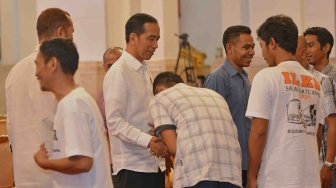 Presiden Joko Widodo (kedua kiri) menyalami pengemudi angkutan barang seusai bersilaturahmi di Istana Negara, Jakarta, Selasa (8/5).