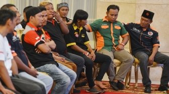 Ketika Para Sopir Truk Mengenakan Sandal Masuk Istana Jokowi