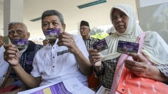 Sejumlah lansia menerima pembagian Kartu Lansia Jakarta dari pemerintah Provinsi DKI Jakarta di Kelurahan Tanah Tinggi, Johar Baru, Jakarta, Selasa (8/5). 