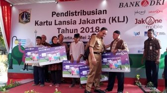 Pemprov DKI Bagi Kartu Lansia Jakarta Sebanyak 12.141 Kartu